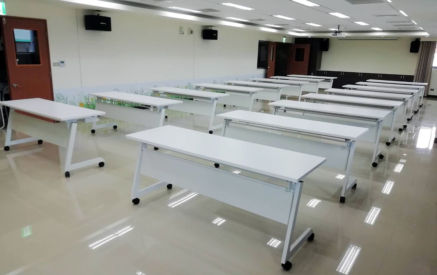 協洋掀合桌：教室實景，白色桌面整排擺放