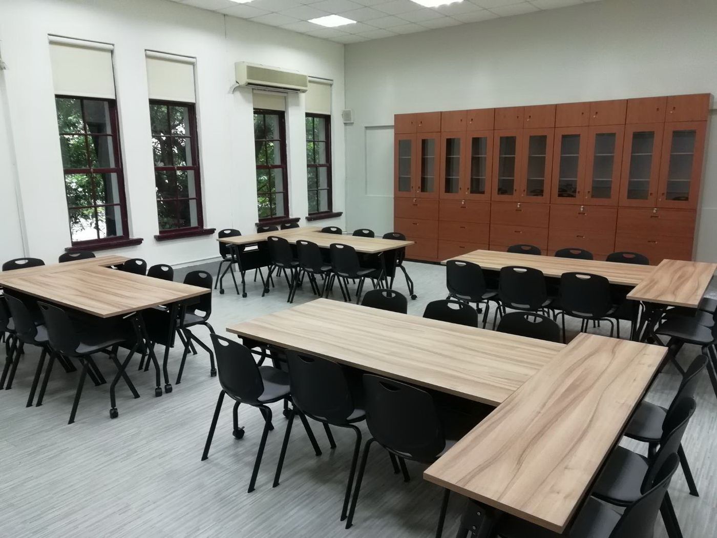 協洋掀合桌：教室實景，木紋桌面併成長桌